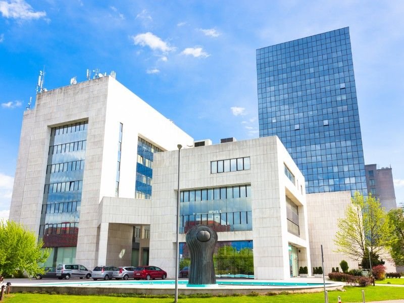 Modern office complex showcasing premium commercial architecture in Mississauga